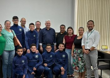 Alunos do Colégio Cívico-Militar Darcy Costa visitam prefeito após receberem menção honrosa no HackTech Paraná