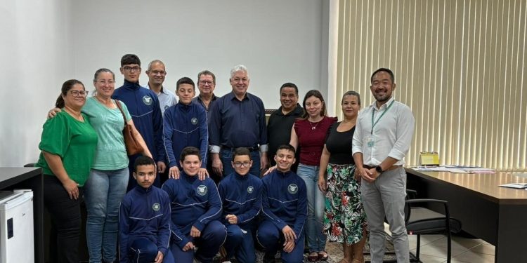 Alunos do Colégio Cívico-Militar Darcy Costa visitam prefeito após receberem menção honrosa no HackTech Paraná
