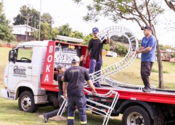 Natal Cultural: Iniciados os trabalhos de ambientação de praças para o Natal em C. Mourão