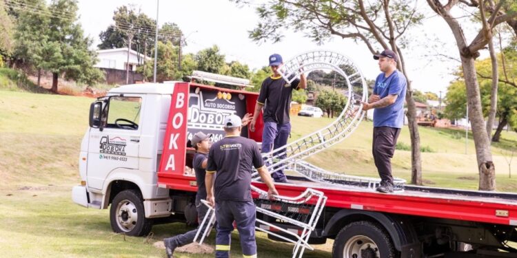 Natal Cultural: Iniciados os trabalhos de ambientação de praças para o Natal em C. Mourão