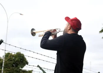 Manifestantes favoráveis e contrários a Bolsonaro fazem atos na PF