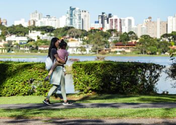 Após frente fria com chuva e ventos de 80km/h, semana vai terminar com sol no Paraná