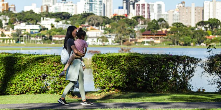 Após frente fria com chuva e ventos de 80km/h, semana vai terminar com sol no Paraná