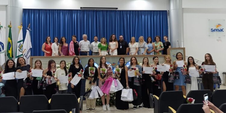 Cmeg: Entrega de premiação e certificados na formatura do projeto Paideia/2025