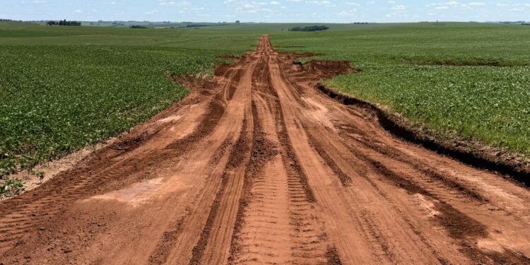 Prefeitura de Campo Mourão realiza adequações em estradas rurais após período de chuvas