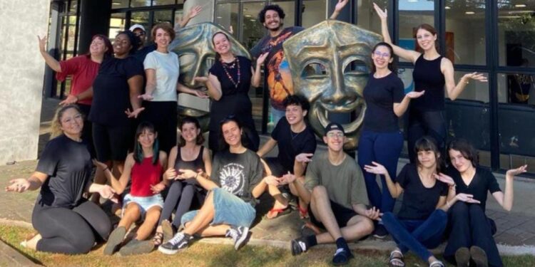 Sarau Presença marca encerramento do ano de alunos de Teatro