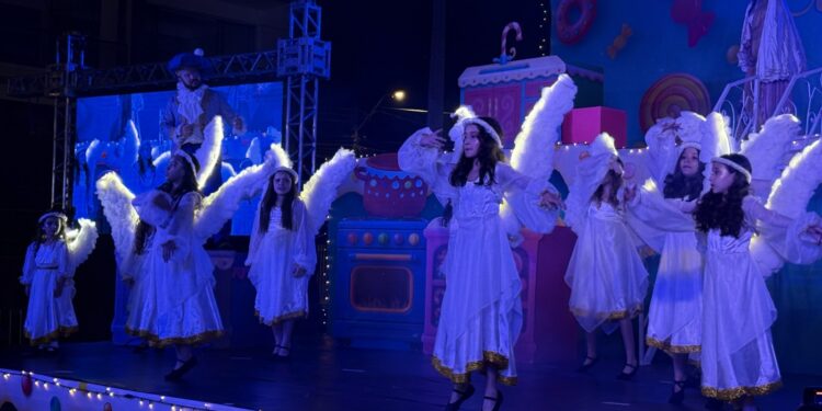 Espetáculo “A Receita do Natal” reúne grande público no Lar Paraná e emociona famílias em Campo Mourão
