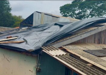 Famílias vítimas do temporal em Campo Mourão recebem telhas