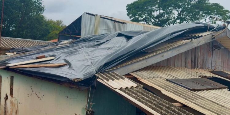 Famílias vítimas do temporal em Campo Mourão recebem telhas