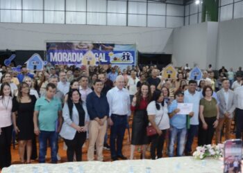 Mais 147 famílias recebem títulos de regularização de moradias