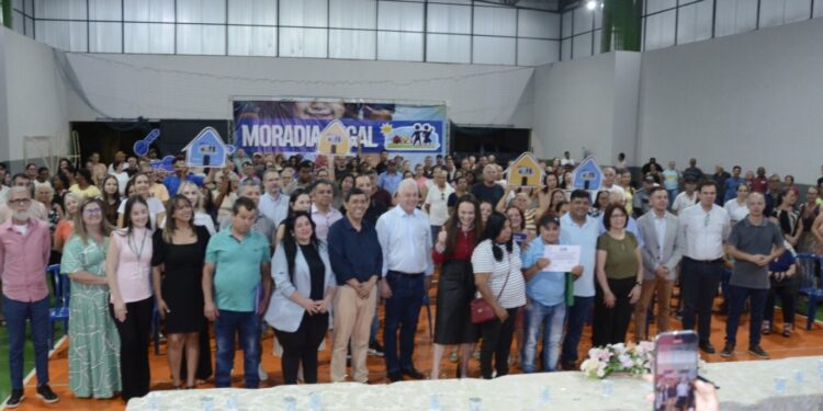 Mais 147 famílias recebem títulos de regularização de moradias