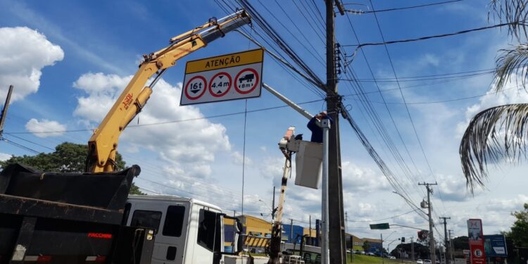 Prefeitura instala novas sinalizações para desviar tráfego pesado do centro de Campo Mourão