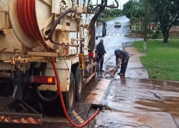 Manutenção de bueiros: uma das várias ações permanentes da prefeitura