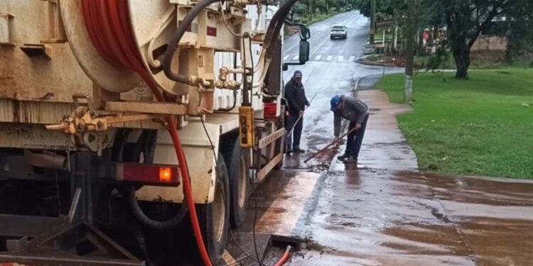 Manutenção de bueiros: uma das várias ações permanentes da prefeitura
