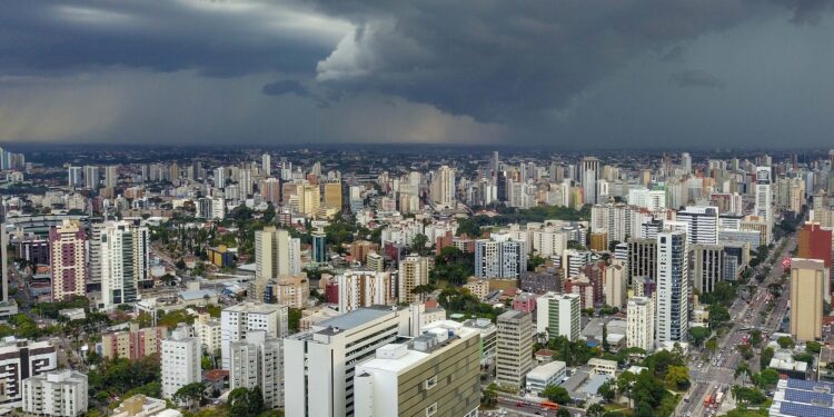 Após semana de calor intenso, 2026 chega com chuva e temperaturas mais amenas ao Paraná, diz Simepar