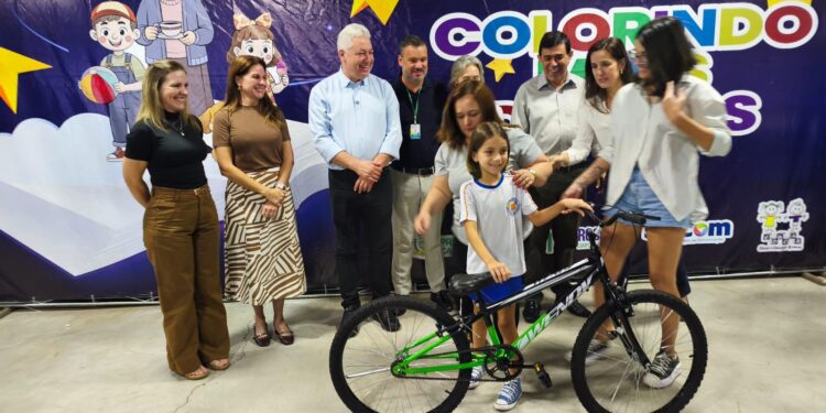 22 alunos recebem bicicletas do projeto “Colorindo Meus Direitos” do Procon-CM