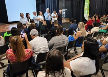 Empresários recebem informações sobre programa que garante kits de materiais e uniformes escolares