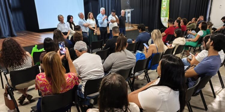 Empresários recebem informações sobre programa que garante kits de materiais e uniformes escolares