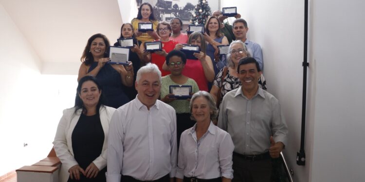 Prefeitura de Campo Mourão homenageia servidores aposentados com a Comenda José Clemente de Souza