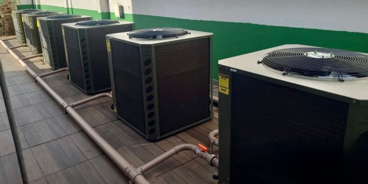 Prefeitura realiza troca de motores e instala novo termômetro para garantir aquecimento adequado da piscina do Parque Aquático Municipal