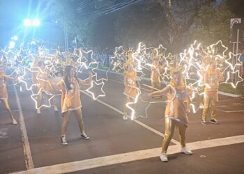 Cerca de 1 mil artistas e voluntários tomaram parte do Cortejo Natalino