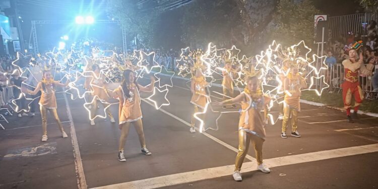 Cerca de 1 mil artistas e voluntários tomaram parte do Cortejo Natalino