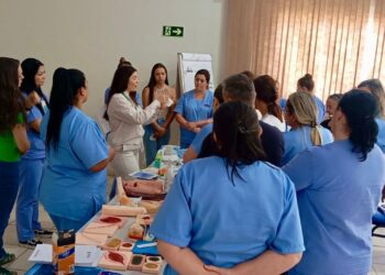 Profissionais de enfermagem participam de capacitação sobre tratamento de feridas, promovida pela Secretaria de Saúde