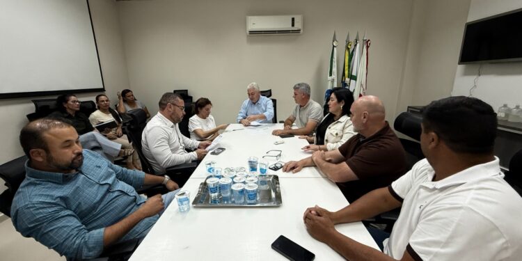 Prefeitura propõe multa de até R$ 40 mil por fios soltos e irregulares em postes de Campo Mourão