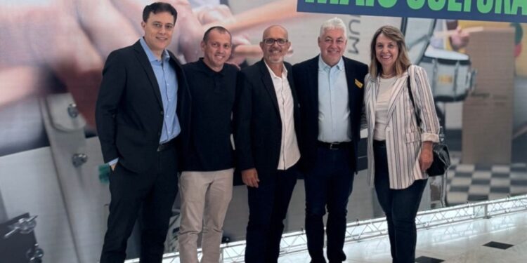 Campo Mourão recebe kit de instrumentos musicais para formação de banda marcial