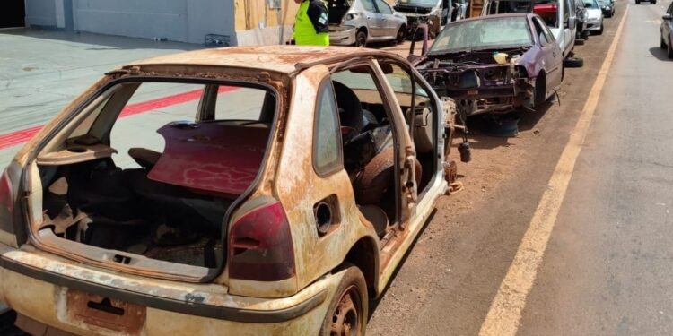 Prefeitura de Campo Mourão inicia operação para retirada de veículos abandonados em vias públicas