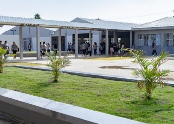 Diretores eleitos para escolas da rede estadual do Paraná assumem cargos