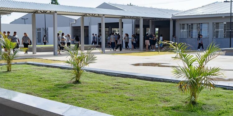 Diretores eleitos para escolas da rede estadual do Paraná assumem cargos