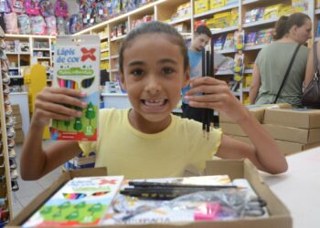 Secretaria de Educação mantém entrega de vouchers de uniformes e materiais para quem ainda não retirou