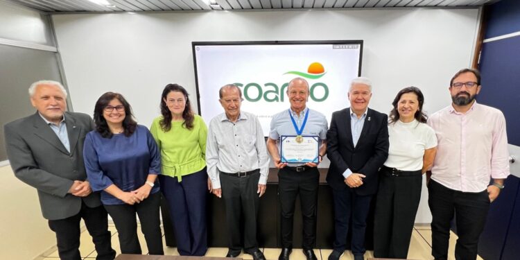Presidente Executivo da Coamo recebe Medalha de Mérito em Gestão do CRA-PR
