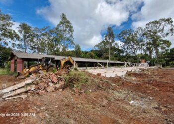 Pavilhões ociosos no Parque de Exposições de Campo Mourão são demolidos