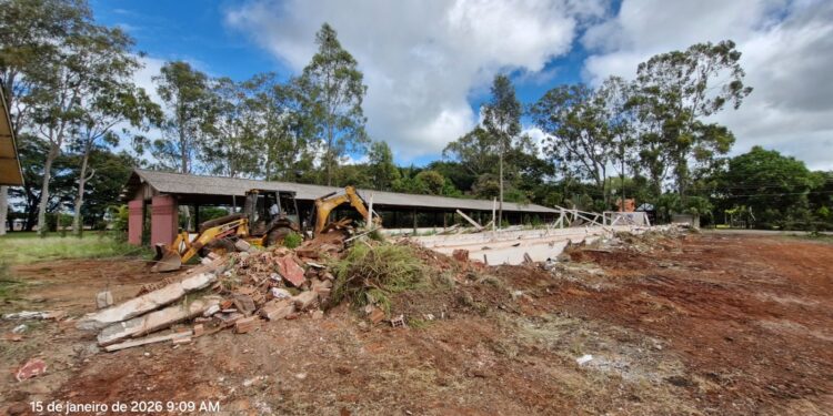 Pavilhões ociosos no Parque de Exposições de Campo Mourão são demolidos