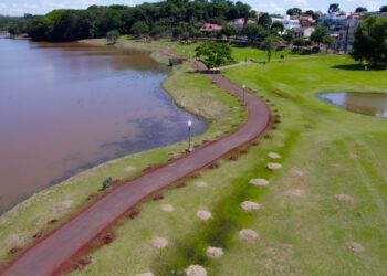 Prefeitura realiza serviços de manutenção no Parque do Lago em Campo Mourão