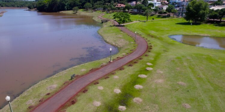 Prefeitura realiza serviços de manutenção no Parque do Lago em Campo Mourão