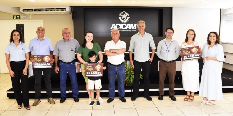 Acicam entregou mais três vales-compra de R$ 5 mil