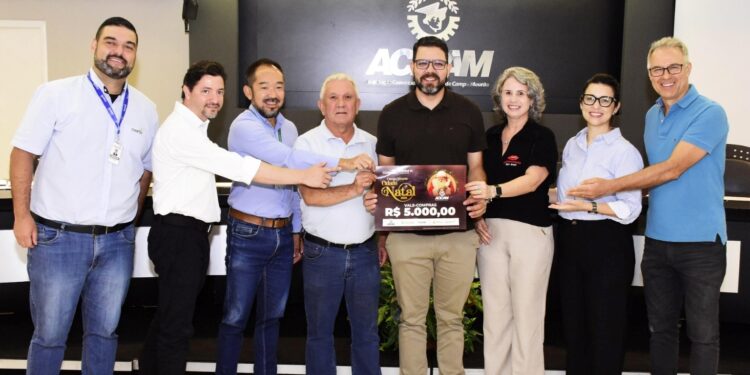 Acicam entrega prêmios de Natal a consumidores