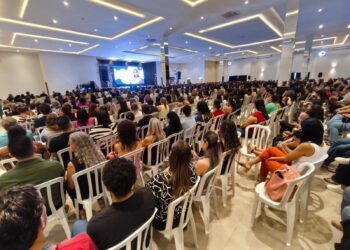 Palestra com Erik Penna marca abertura do ano letivo na rede municipal em Campo Mourão