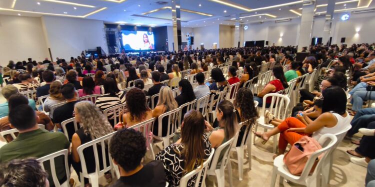 Palestra com Erik Penna marca abertura do ano letivo na rede municipal em Campo Mourão