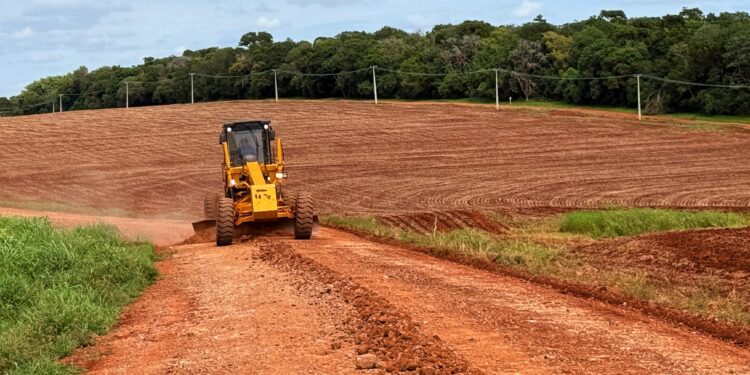 Prefeitura intensifica melhorias em estradas rurais para fortalecer agricultura familiar