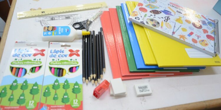 Campo Mourão: ano letivo começa com kits escolares e uniformes para alunos da rede municipal
