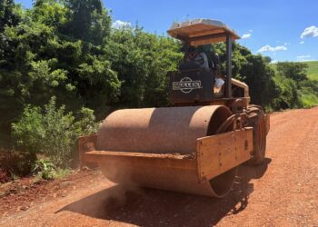 Prefeitura realiza readequação de trechos rurais estratégicos para produtores e transporte escolar