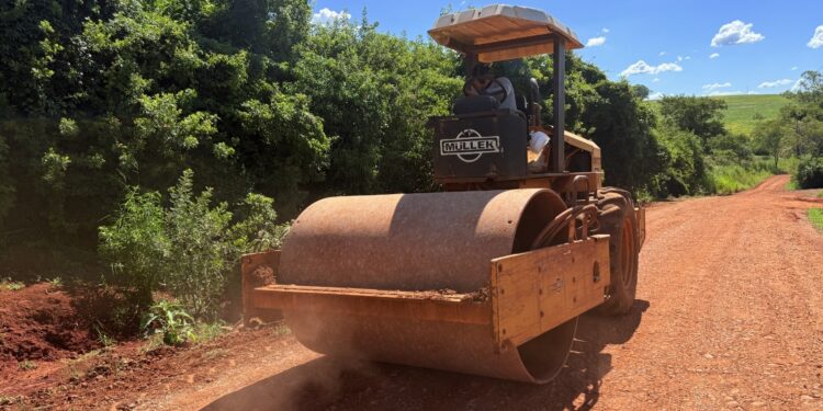 Prefeitura realiza readequação de trechos rurais estratégicos para produtores e transporte escolar