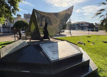 Monumento do Pró-Solo retorna à Praça Bento Munhoz da Rocha Netto