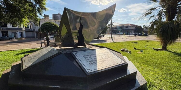 Monumento do Pró-Solo retorna à Praça Bento Munhoz da Rocha Netto