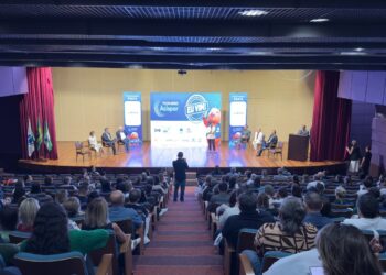 Prefeitura de Campo Mourão participa de seminário estadual da ACISPAR em Curitiba