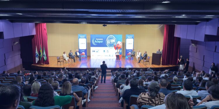 Prefeitura de Campo Mourão participa de seminário estadual da ACISPAR em Curitiba